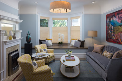 Идея дизайна: парадная, изолированная гостиная комната среднего размера в викторианском стиле с синими стенами, паркетным полом среднего тона, стандартным камином, фасадом камина из плитки и серым полом без телевизора