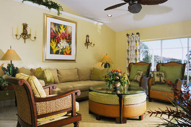 マイアミにある中くらいなトラディショナルスタイルのおしゃれなリビング (黄色い壁、磁器タイルの床、暖炉なし、テレビなし、ベージュの床) の写真