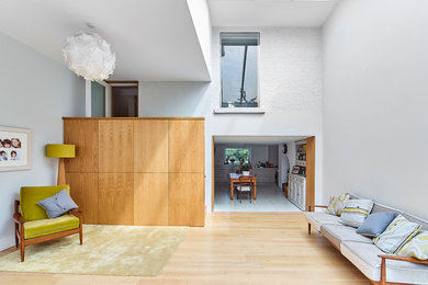 Foto di un soggiorno minimalista con sala formale, parquet chiaro e nessuna TV