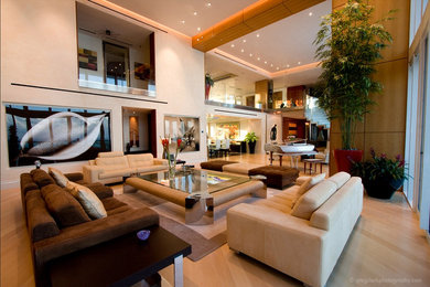 Exemple d'un grand salon tendance ouvert avec une salle de réception, un mur beige et parquet clair.