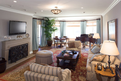 Пример оригинального дизайна: изолированная гостиная комната в классическом стиле с музыкальной комнатой, бежевыми стенами и телевизором на стене