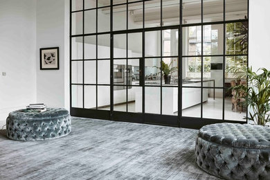 На фото: гостиная комната в современном стиле с ковровым покрытием и серым полом