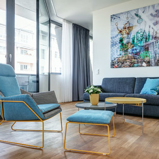 Mittelgroßes Modernes Wohnzimmer ohne Kamin mit weißer Wandfarbe, hellem Holzboden und beigem Boden in Berlin