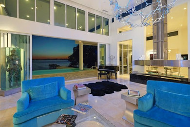 Großes, Offenes Modernes Wohnzimmer mit Tunnelkamin, Kaminumrandung aus Metall und weißer Wandfarbe in Tampa