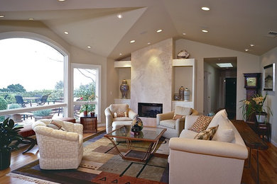 Diseño de salón abierto contemporáneo extra grande con paredes beige y suelo de madera clara