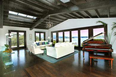 Modelo de salón para visitas tipo loft actual grande con paredes blancas, suelo de madera oscura y suelo marrón