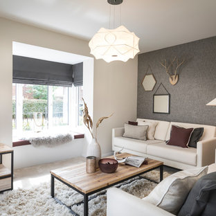 Foto di un soggiorno nordico con pareti beige, moquette, TV autoportante e pavimento beige