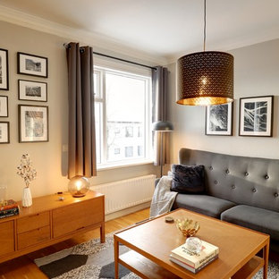 Kleines, Repräsentatives, Fernseherloses Skandinavisches Wohnzimmer im Loft-Stil mit grauer Wandfarbe, gelbem Boden und hellem Holzboden in New York