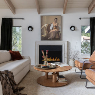 Großes, Repräsentatives, Fernseherloses, Abgetrenntes Klassisches Wohnzimmer mit weißer Wandfarbe, Kamin, verputzter Kaminumrandung, beigem Boden und Holzdecke in San Francisco