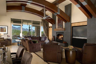 フェニックスにある高級な広いコンテンポラリースタイルのおしゃれなLDK (ベージュの壁、セラミックタイルの床、標準型暖炉、金属の暖炉まわり、埋込式メディアウォール) の写真