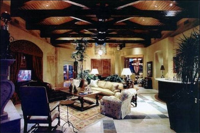 フェニックスにある広いトラディショナルスタイルのおしゃれなリビングロフト (ベージュの壁、大理石の床、暖炉なし、据え置き型テレビ) の写真