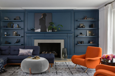 Стильный дизайн: парадная, изолированная гостиная комната в современном стиле с синими стенами, стандартным камином, светлым паркетным полом и бежевым полом без телевизора - последний тренд