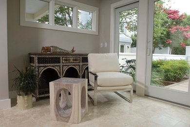 Modelo de biblioteca en casa abierta minimalista con paredes grises, suelo de baldosas de cerámica y suelo gris