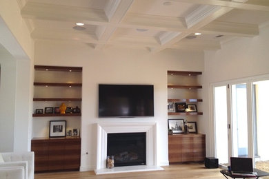 Example of a classic living room design in San Diego