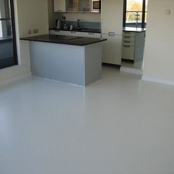 SEAMLESS WHITE POURED RUBBER RESIN FLOORING FOR GREENWICH PENTHOUSE LONDON
