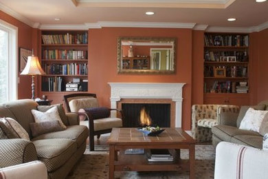 Foto de biblioteca en casa abierta tradicional renovada grande con parades naranjas, suelo de madera clara y todas las chimeneas