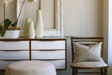 Idée de décoration pour un salon tradition de taille moyenne avec un mur blanc et sol en béton ciré.
