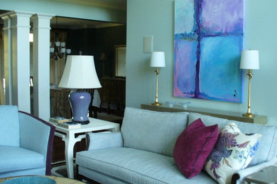 Aménagement d'un grand salon classique ouvert avec un mur bleu, parquet foncé, une cheminée standard et un manteau de cheminée en bois.