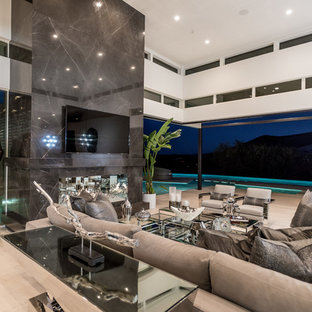 Idee per un grande soggiorno design aperto con pavimento in travertino, camino classico, cornice del camino piastrellata, TV a parete, sala formale, pareti bianche e pavimento beige