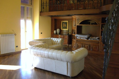 Example of a tuscan living room design in Naples