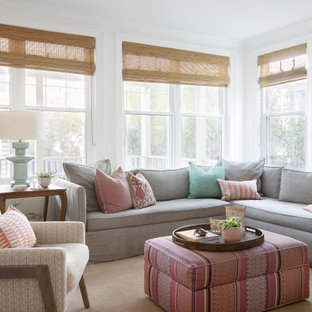 Großes Klassisches Wohnzimmer mit weißer Wandfarbe und vertäfelten Wänden in Charleston