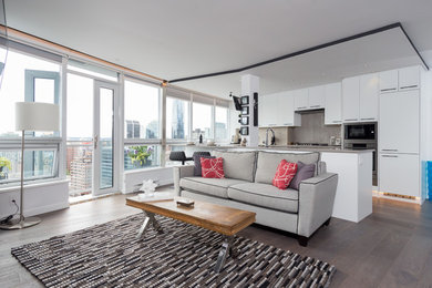 Mittelgroßes Modernes Wohnzimmer im Loft-Stil mit weißer Wandfarbe, braunem Holzboden, Gaskamin, gefliester Kaminumrandung und TV-Wand in Vancouver