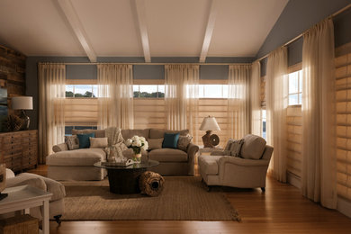 Mittelgroßes, Abgetrenntes Klassisches Wohnzimmer ohne Kamin mit brauner Wandfarbe, braunem Holzboden und freistehendem TV in Charlotte