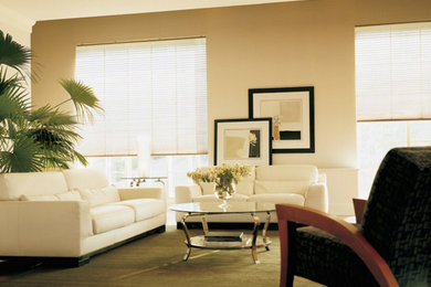Foto de salón para visitas abierto clásico renovado de tamaño medio sin chimenea y televisor con paredes beige y suelo de madera en tonos medios