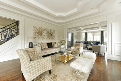Großes, Repräsentatives Klassisches Wohnzimmer mit beiger Wandfarbe und dunklem Holzboden in New York