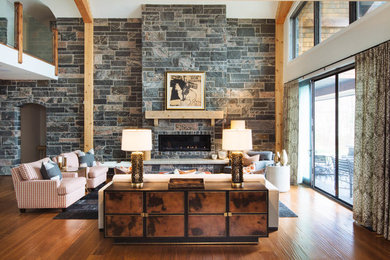 トロントにあるラグジュアリーな広いトランジショナルスタイルのおしゃれなリビング (石材の暖炉まわり、白い壁、無垢フローリング、横長型暖炉、茶色い床) の写真