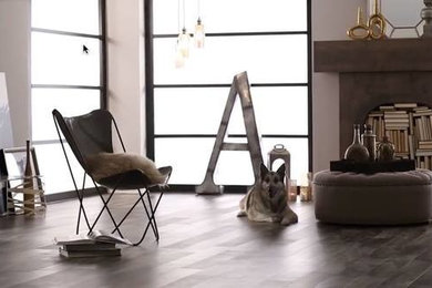 Foto de salón abierto industrial de tamaño medio sin televisor con paredes beige, suelo de madera oscura y suelo marrón