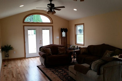Foto de salón cerrado tradicional de tamaño medio con paredes beige y suelo de madera clara