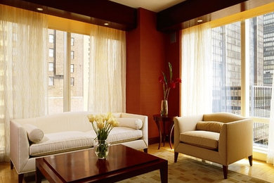 Großes, Repräsentatives, Fernseherloses, Offenes Modernes Wohnzimmer ohne Kamin mit brauner Wandfarbe und hellem Holzboden in New York