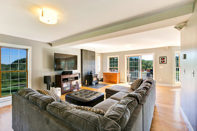 Example of a classic living room design in Burlington