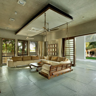 Diseño de salón tropical con paredes grises