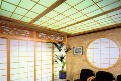 Imagen de salón cerrado de tamaño medio con paredes beige y moqueta