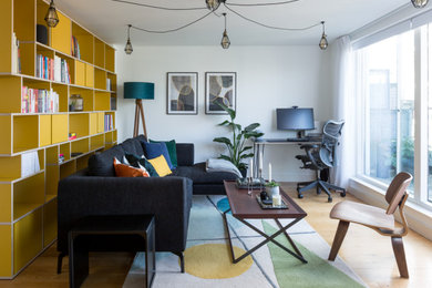 Ejemplo de salón para visitas abierto minimalista de tamaño medio sin televisor con paredes blancas, suelo laminado y suelo amarillo