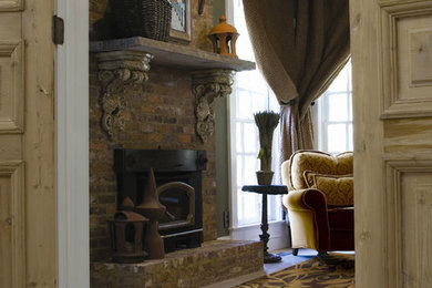 シャーロットにあるコンテンポラリースタイルのおしゃれなリビング (標準型暖炉、レンガの暖炉まわり) の写真