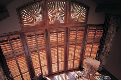 Ejemplo de salón para visitas cerrado clásico de tamaño medio con paredes beige, suelo de madera en tonos medios y suelo marrón