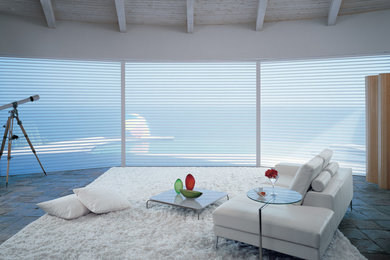 Mittelgroßes, Repräsentatives, Fernseherloses Maritimes Wohnzimmer ohne Kamin mit weißer Wandfarbe und Schieferboden in Miami