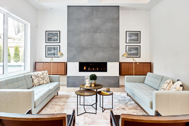 Repräsentatives, Fernseherloses Modernes Wohnzimmer mit weißer Wandfarbe, hellem Holzboden, Gaskamin und Kaminumrandung aus Stein in Vancouver