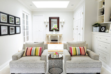 Пример оригинального дизайна: открытая гостиная комната среднего размера в стиле неоклассика (современная классика) с серыми стенами, ковровым покрытием, стандартным камином, фасадом камина из камня и мультимедийным центром