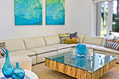 Foto di un grande soggiorno minimal con sala formale, pareti beige, pavimento in marmo e nessuna TV