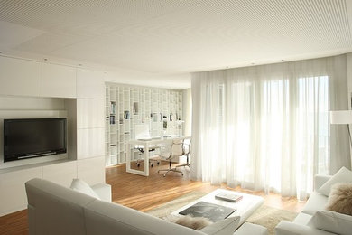 Imagen de salón para visitas cerrado contemporáneo de tamaño medio sin chimenea con paredes blancas, suelo de madera en tonos medios y televisor colgado en la pared
