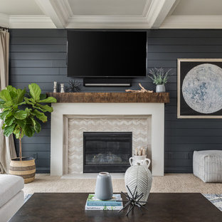 Mittelgroßes, Abgetrenntes Klassisches Wohnzimmer mit blauer Wandfarbe, Teppichboden, Kamin, gefliester Kaminumrandung, Wand-TV und beigem Boden in Indianapolis