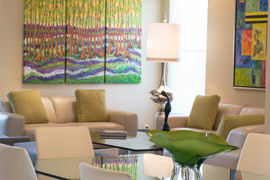 Immagine di un soggiorno contemporaneo di medie dimensioni e aperto con pareti beige