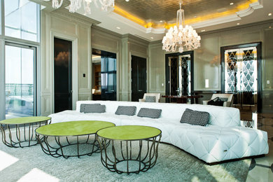 Diseño de salón para visitas cerrado minimalista de tamaño medio sin chimenea y televisor con paredes beige, suelo de mármol y suelo beige