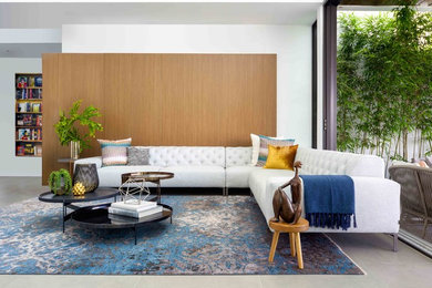 Großes, Repräsentatives, Offenes Modernes Wohnzimmer mit weißer Wandfarbe, Porzellan-Bodenfliesen und grauem Boden in Miami