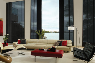 Imagen de salón abierto moderno grande sin chimenea y televisor con suelo de madera clara y paredes blancas