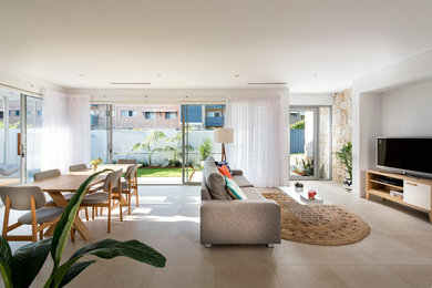 Стильный дизайн: маленькая гостиная комната в стиле модернизм с полом из керамогранита и фасадом камина из металла для на участке и в саду - последний тренд